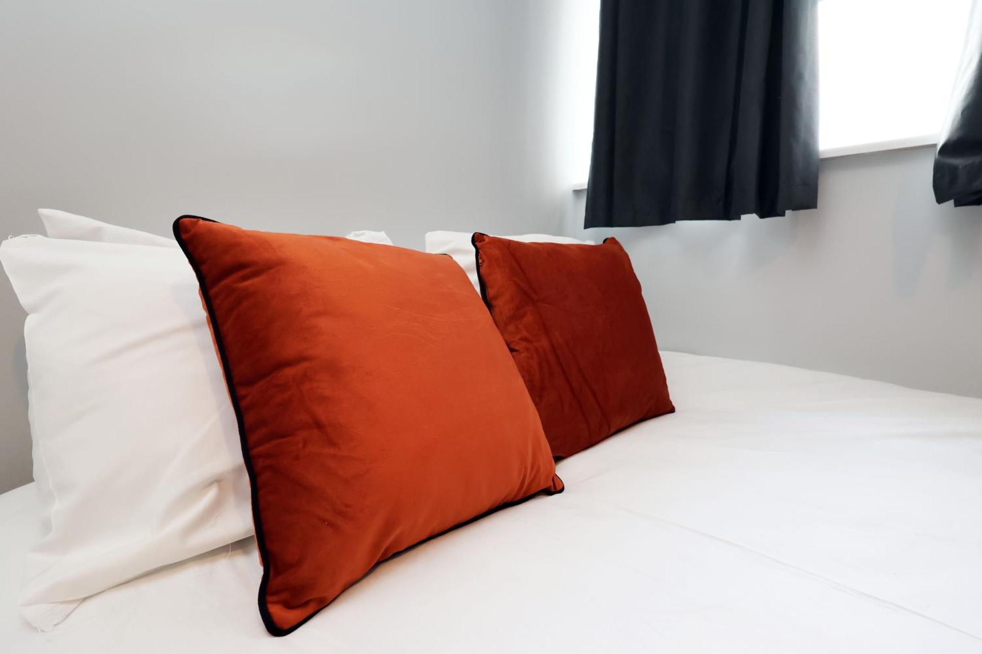 En-Suite Double Rooms, Smart Tv Comfy Style Llanelli Exterior foto