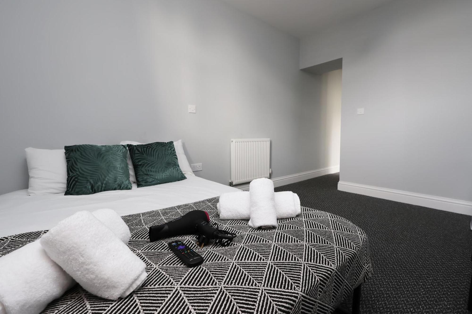 En-Suite Double Rooms, Smart Tv Comfy Style Llanelli Exterior foto